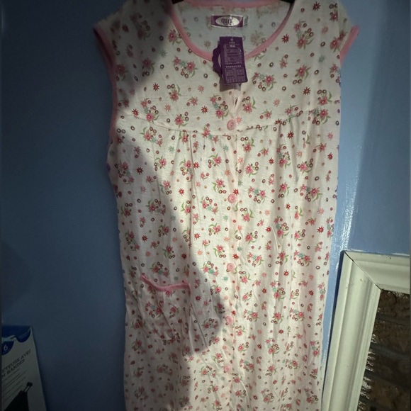 Brand new sleeping gown with tags - Picture 3 of 3